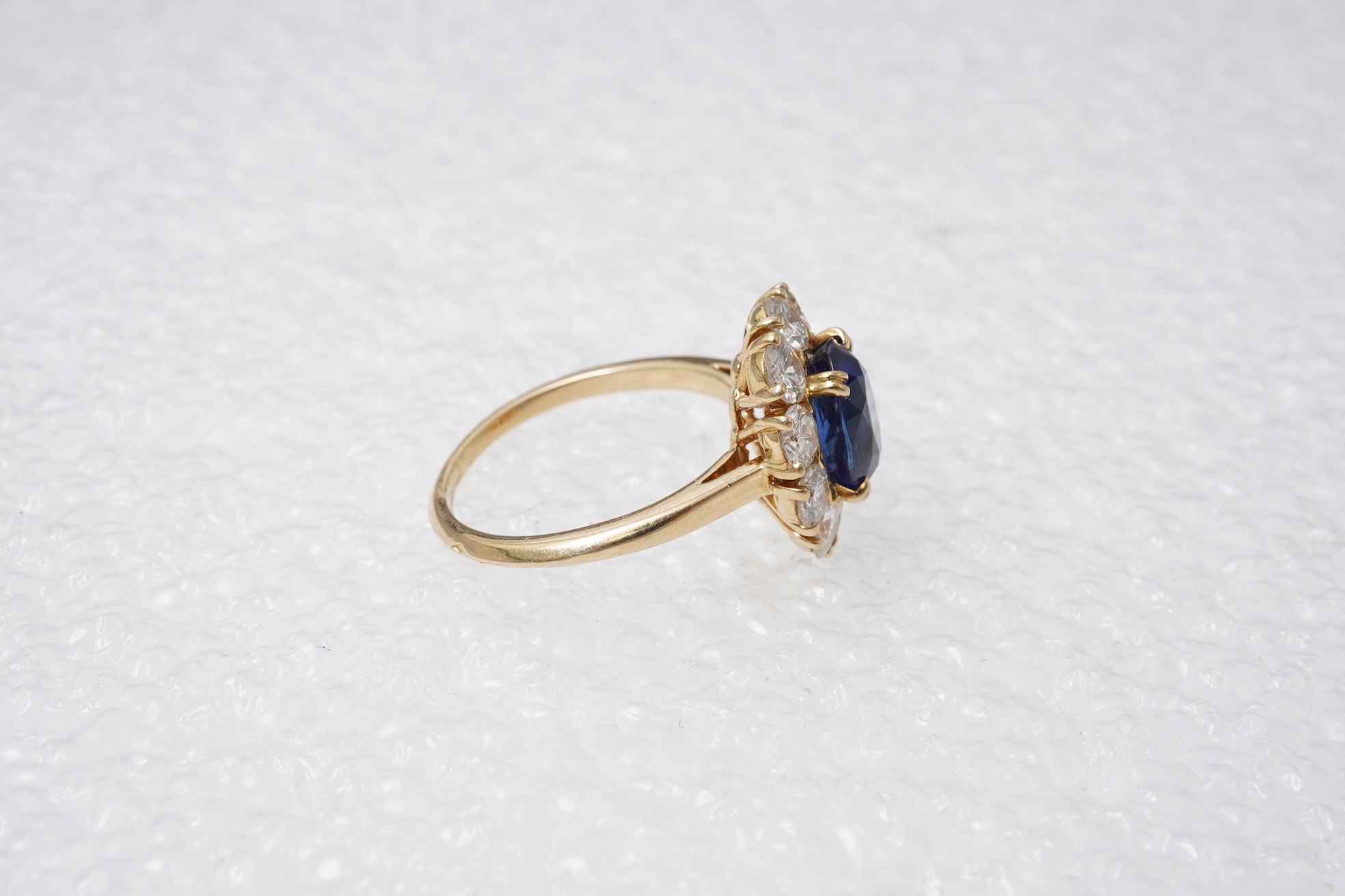 Monture Mauboussin, a sapphire and diamond cluster ring